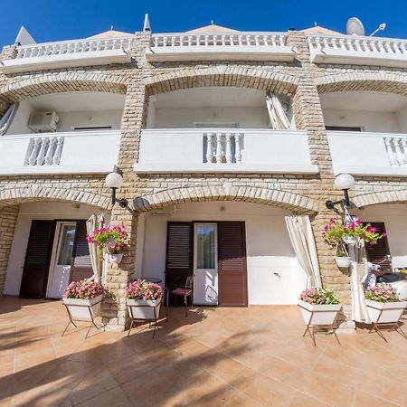 Hotel Tony Паг Екстериор снимка