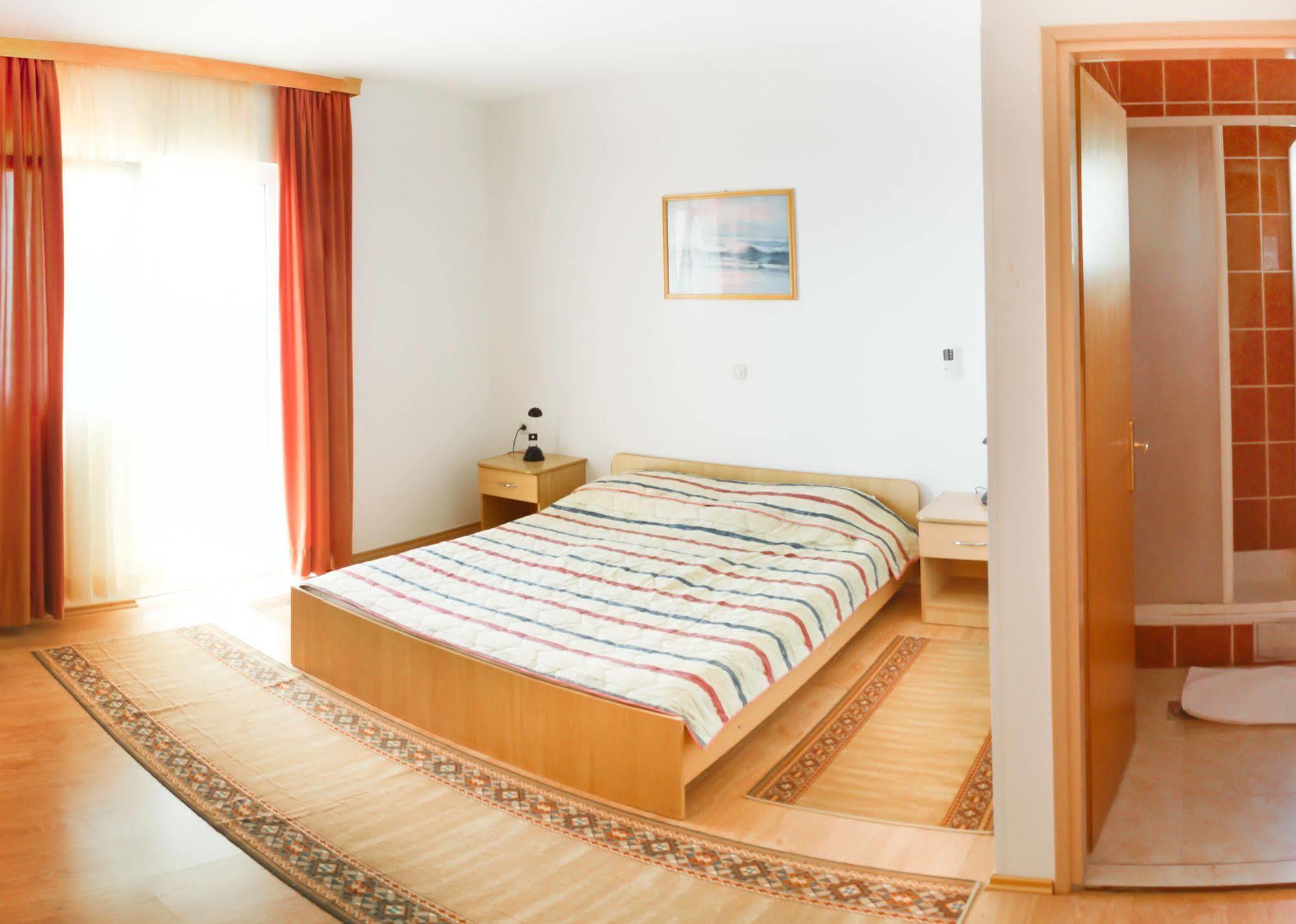 Hotel Tony Паг Екстериор снимка