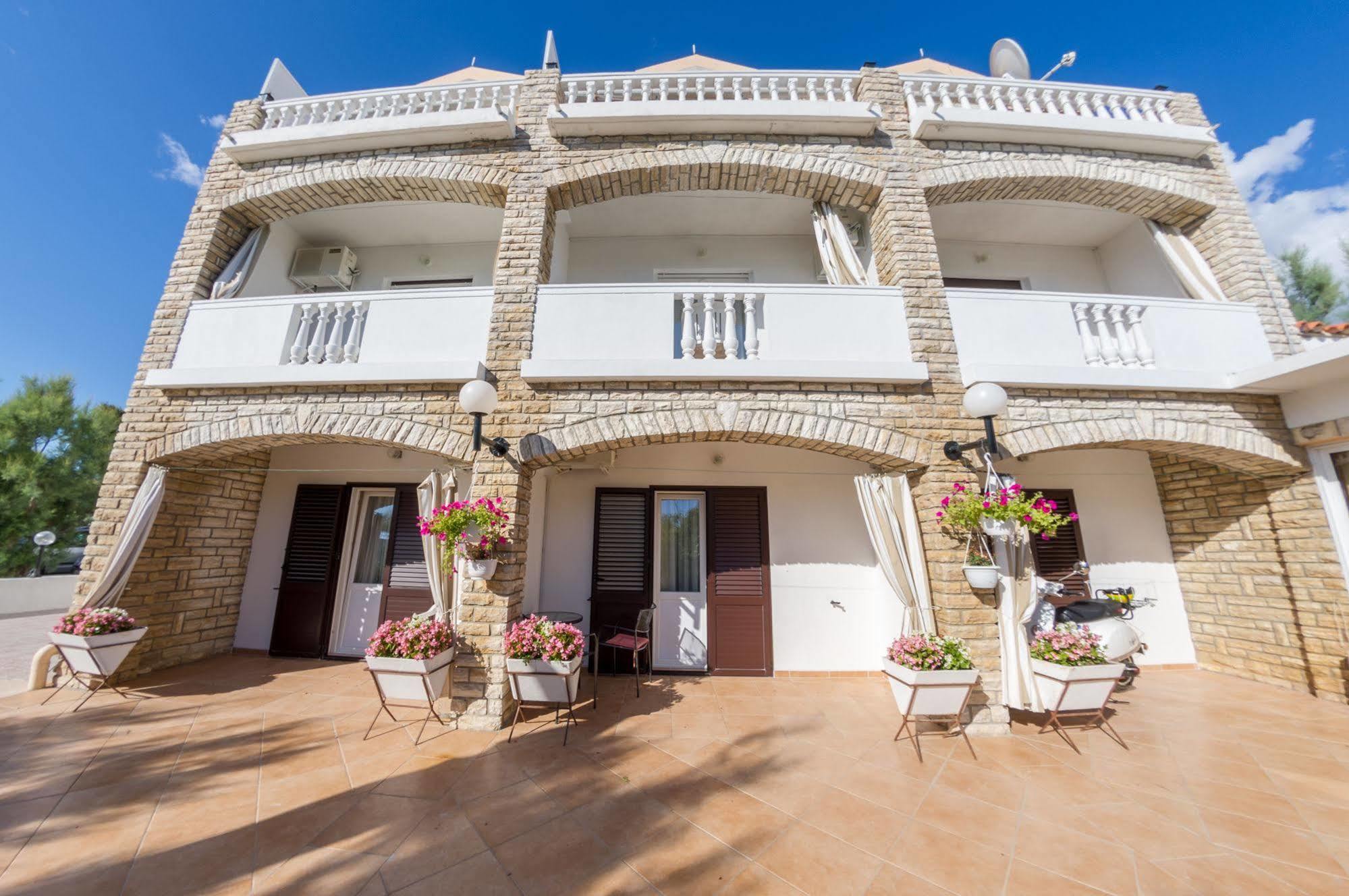 Hotel Tony Паг Екстериор снимка