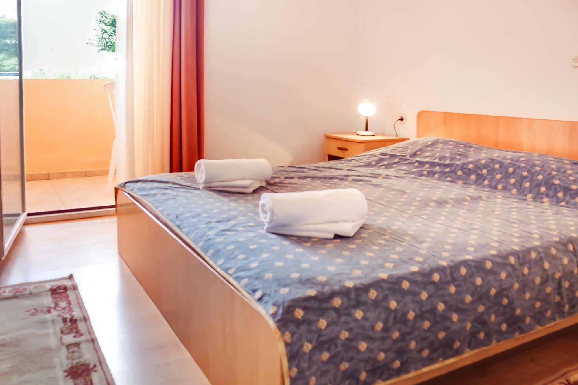 Hotel Tony Паг Екстериор снимка
