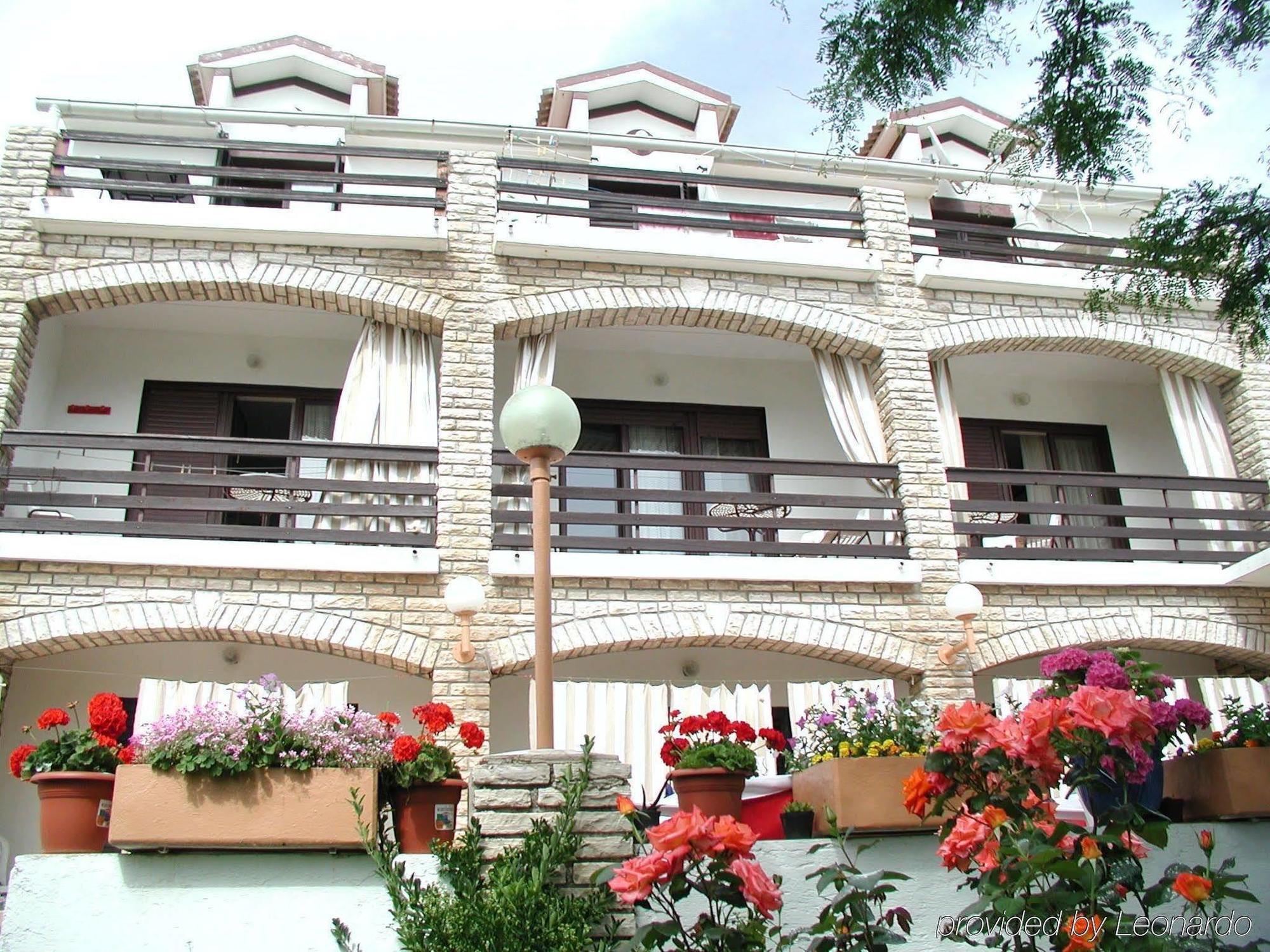 Hotel Tony Паг Екстериор снимка