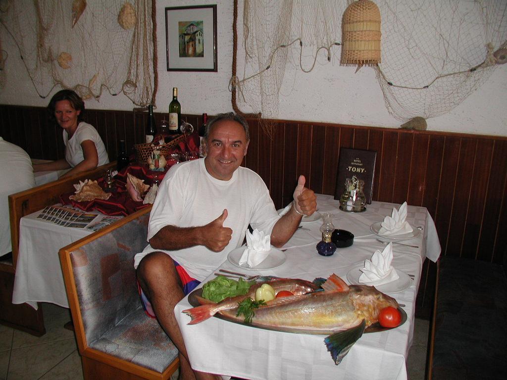 Hotel Tony Паг Екстериор снимка