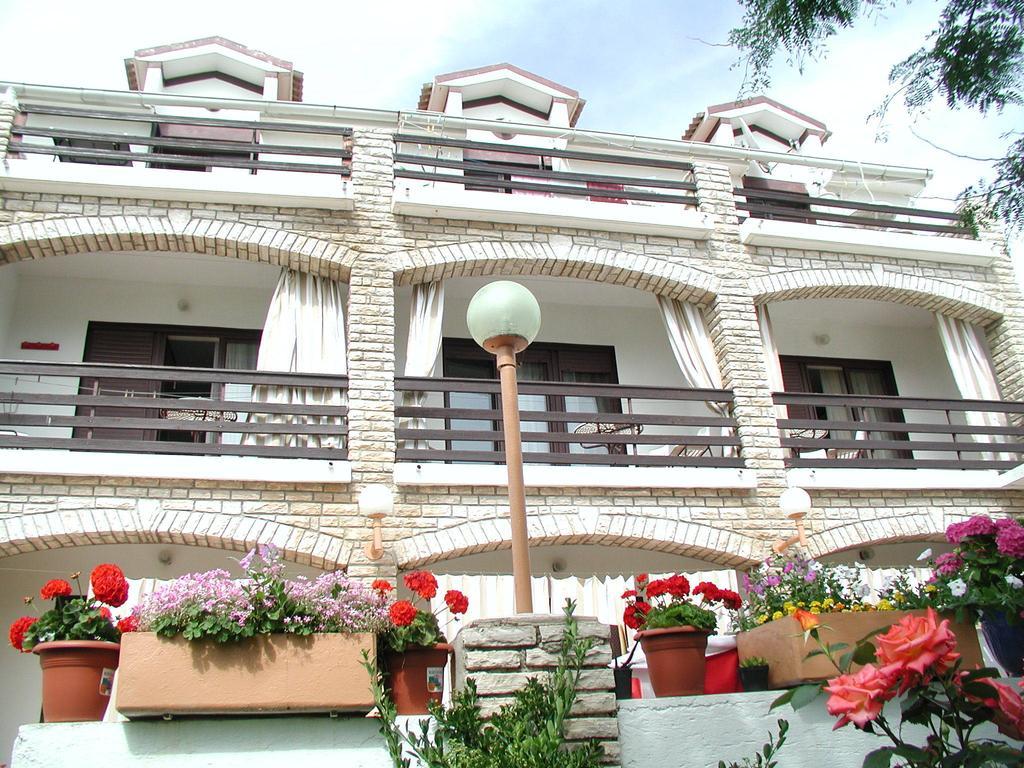 Hotel Tony Паг Екстериор снимка